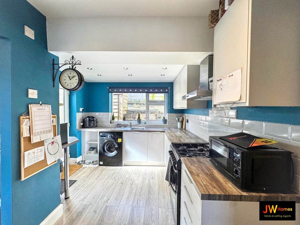 Property photo 3 of 15 Kitchen (28)