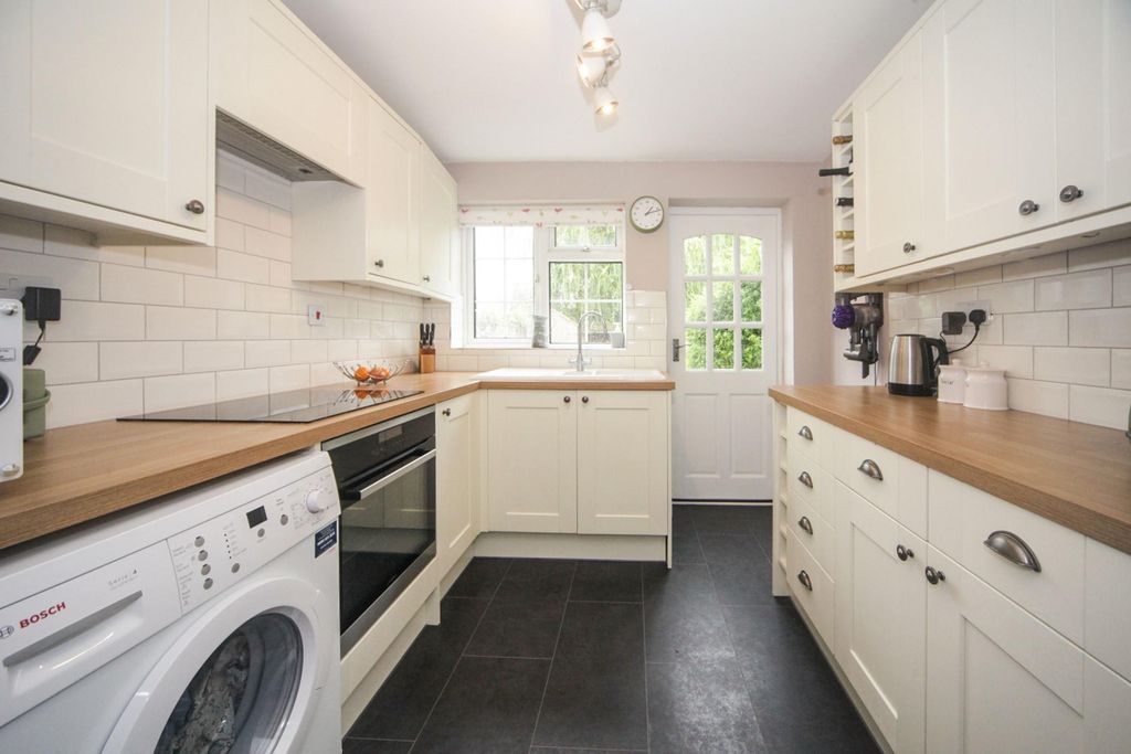 Property photo 3 of 8 Kitchen