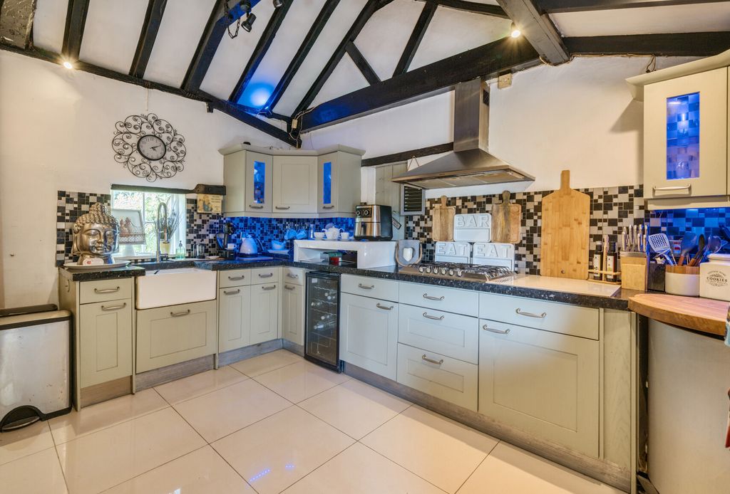 Property photo 3 of 28 1340433-17-689B6d...