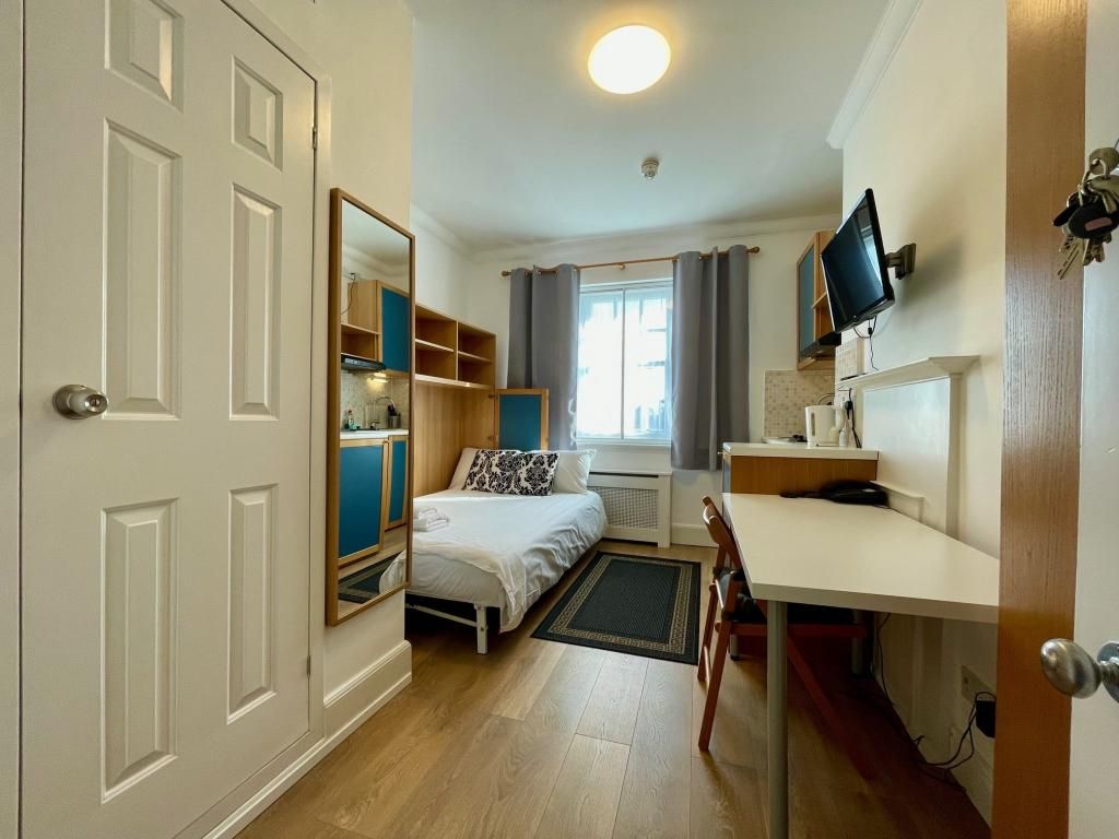 Property photo 1 of 5 Studio To Rent