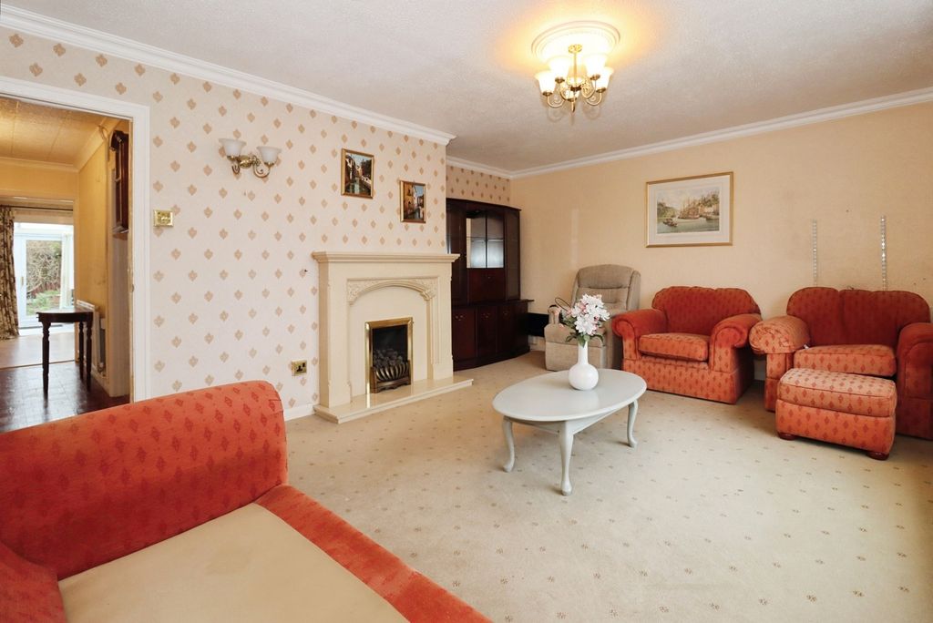 Property photo 3 of 19 Lounge