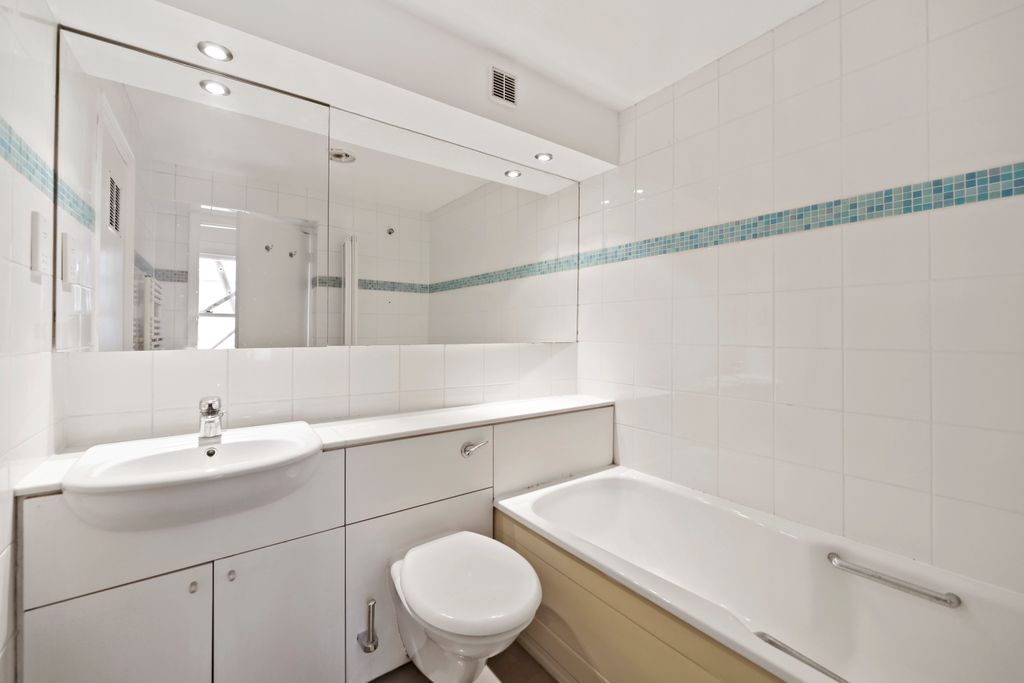 Property photo 2 of 8 Bathroom.Jpg