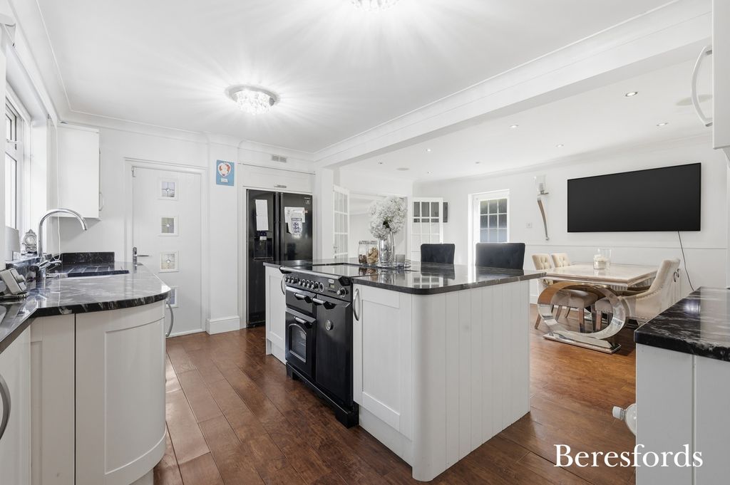 Property photo 2 of 47 Picture No. 32