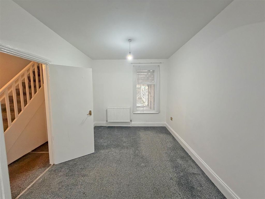 Property photo 3 of 16 Through Lounge