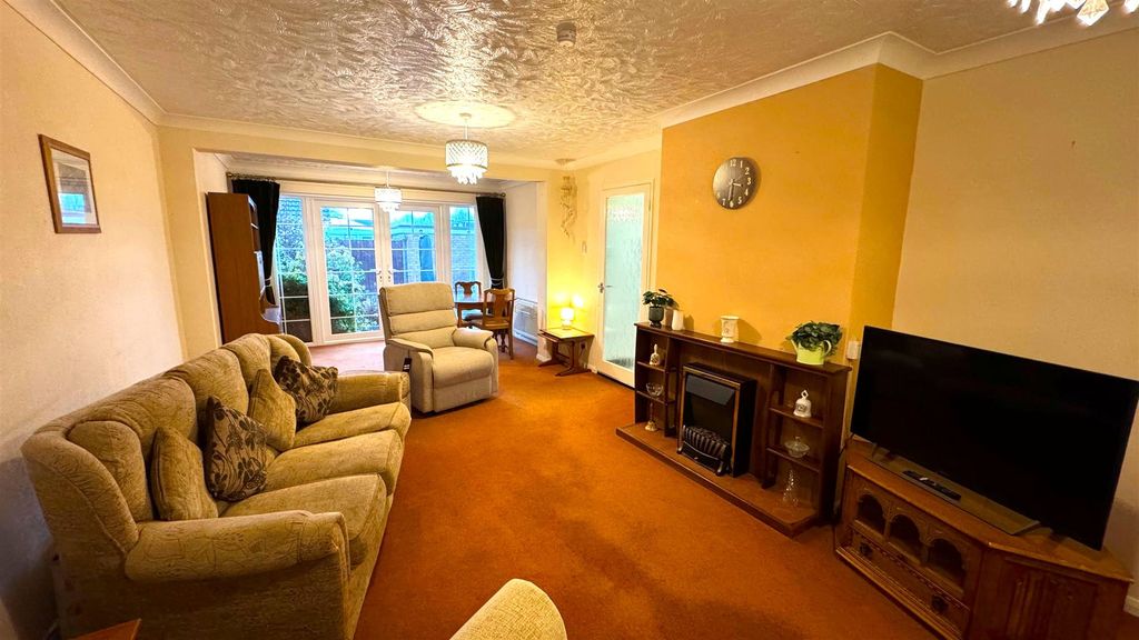 Property photo 2 of 14 Lounge (1).Jpg