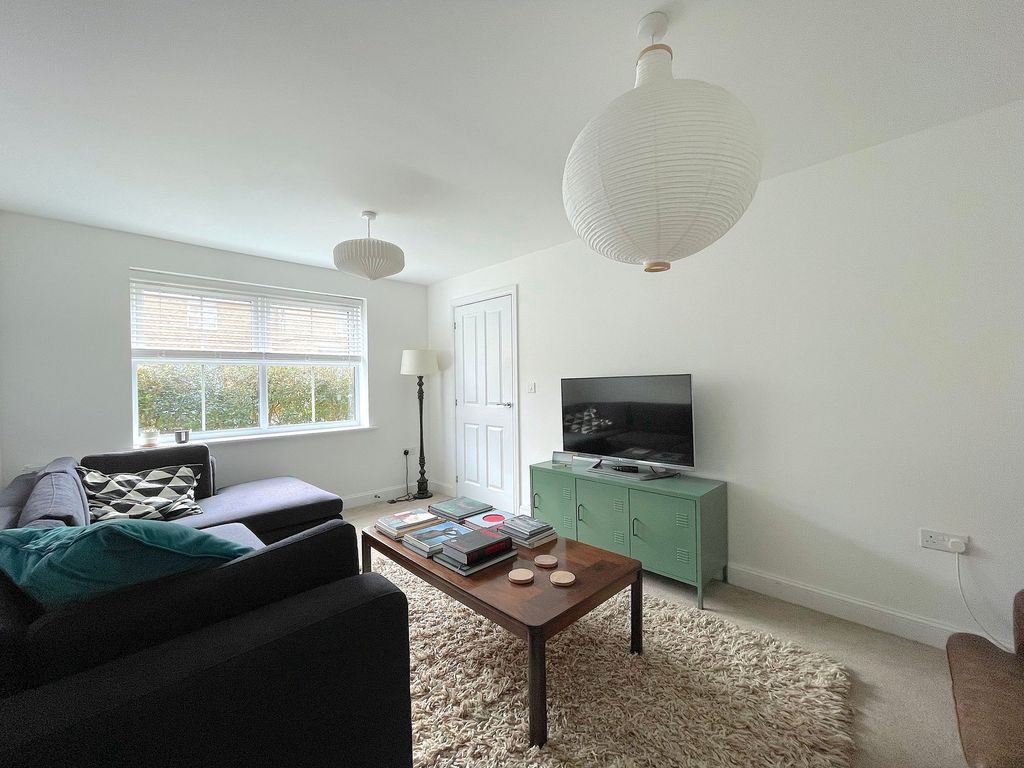 Property photo 3 of 20 Living Room (1)