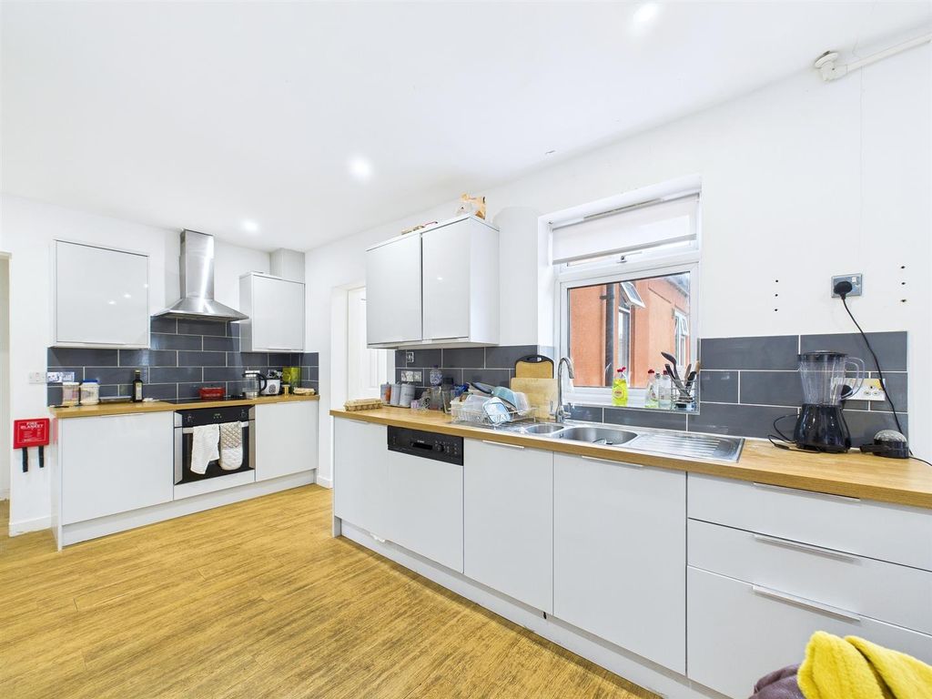 Property photo 2 of 19 20 - 8 Bedroom HMO.Jpg