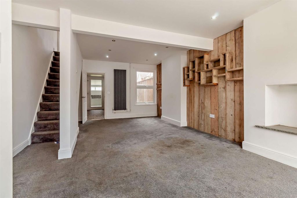 Property photo 3 of 15 8659234-Interior03-800.Jpg