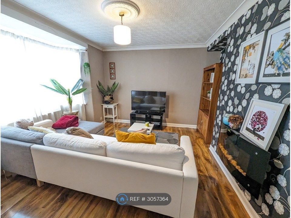 Property photo 1 of 15 Spacious Living Room