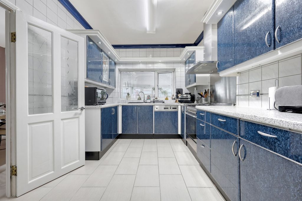 Property photo 3 of 37