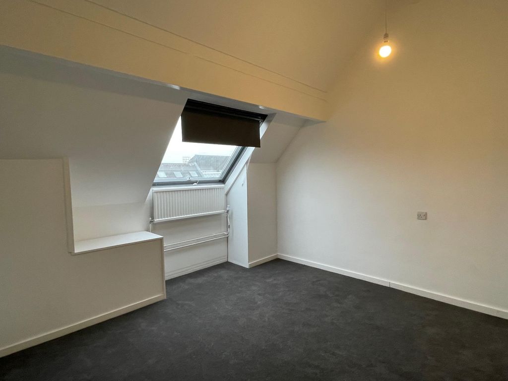 Property photo 3 of 6 Bedroom