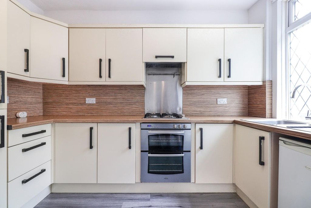 Property photo 3 of 12 9 Hall View 11.Jpg