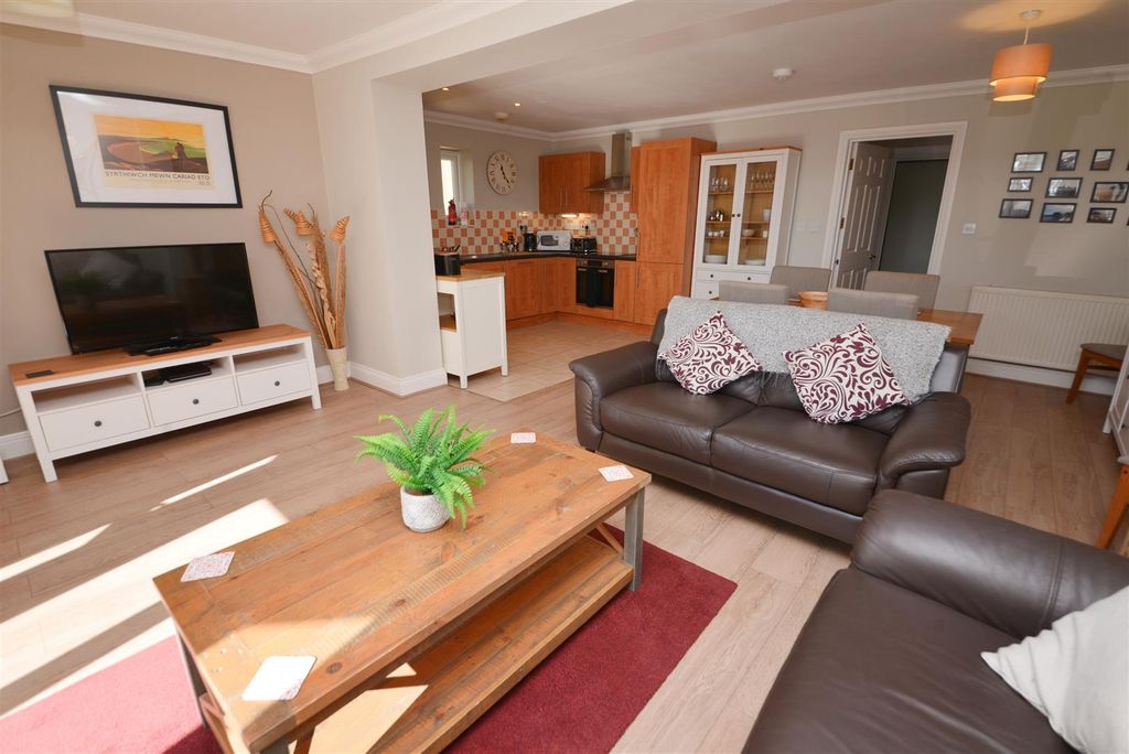 Property photo 3 of 22 Lounge/Kitchen/Diner