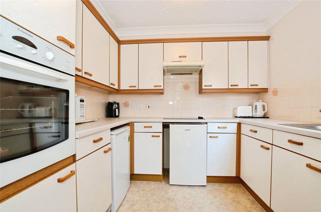 Property photo 3 of 11 Kitchen