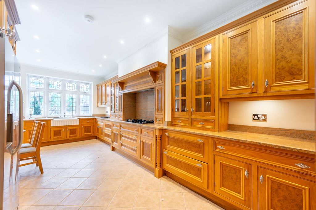 Property photo 3 of 25