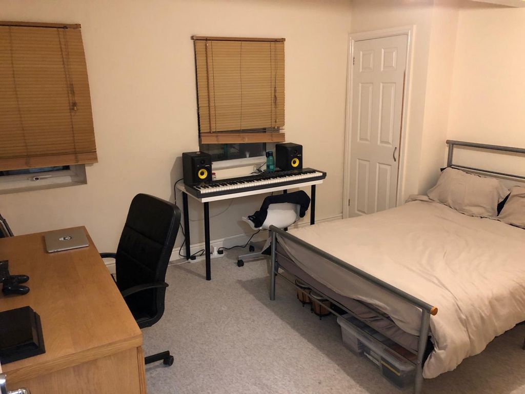 Property photo 2 of 10 Bed 1