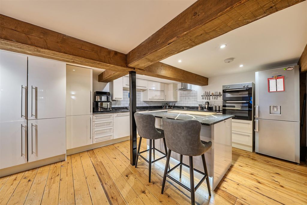 Property photo 3 of 19 Kitchen