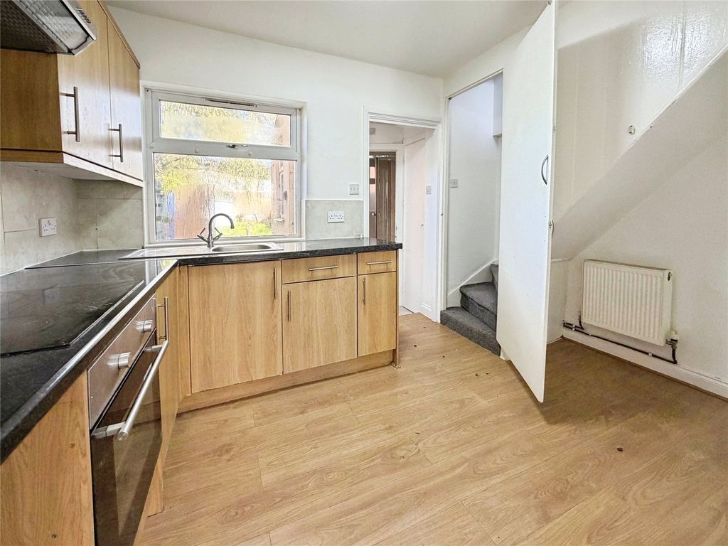 Property photo 3 of 10 Kitchen