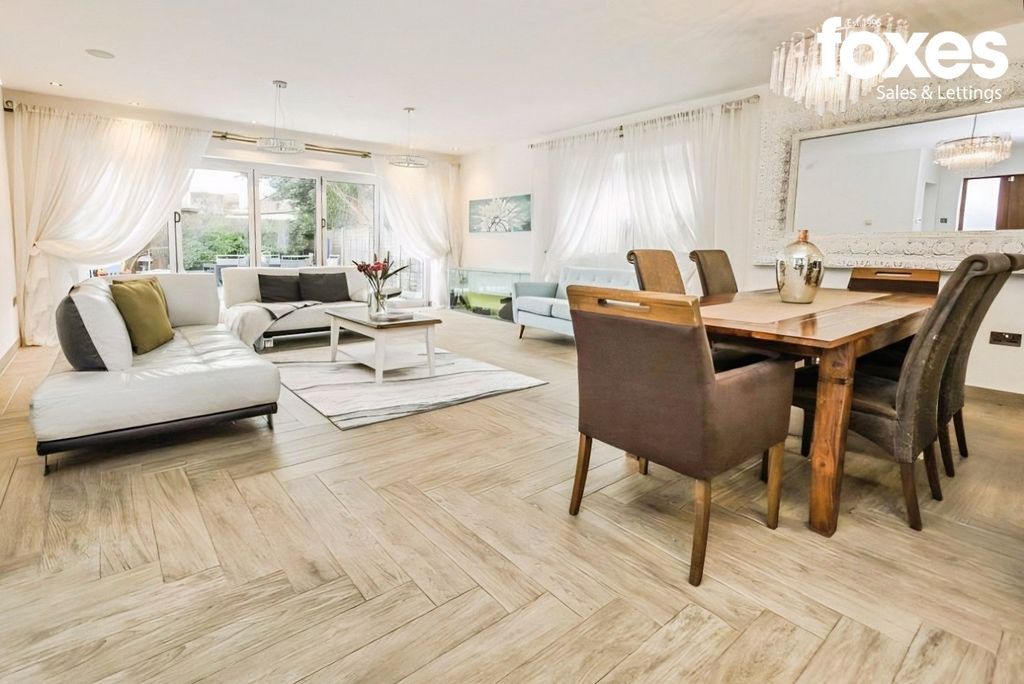 Property photo 3 of 31 4700464