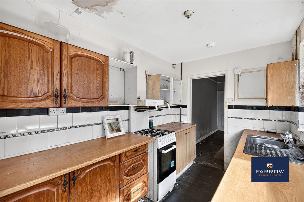 Property photo 3 of 19 Kitchen