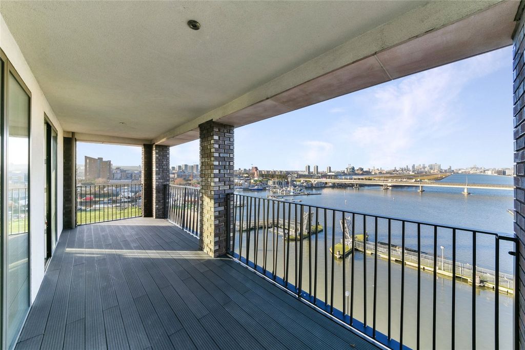 Property photo 3 of 8 Terrace