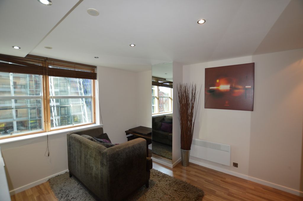 Property photo 2 of 5 Livingroom