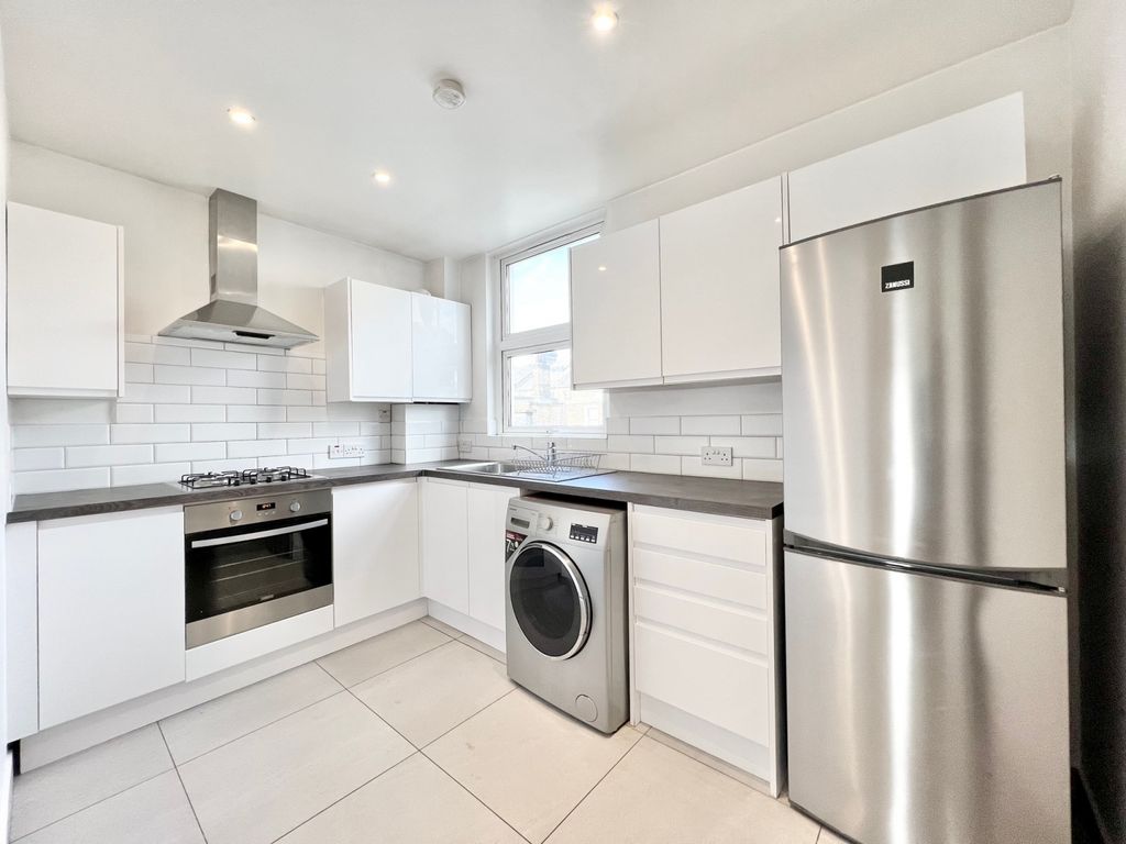 Property photo 1 of 13 3 Bedroom 2 Bathroom Flat To Rent