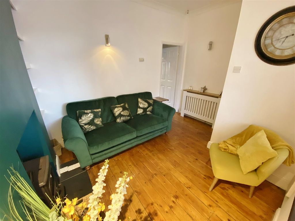 Property photo 3 of 10 Lounge