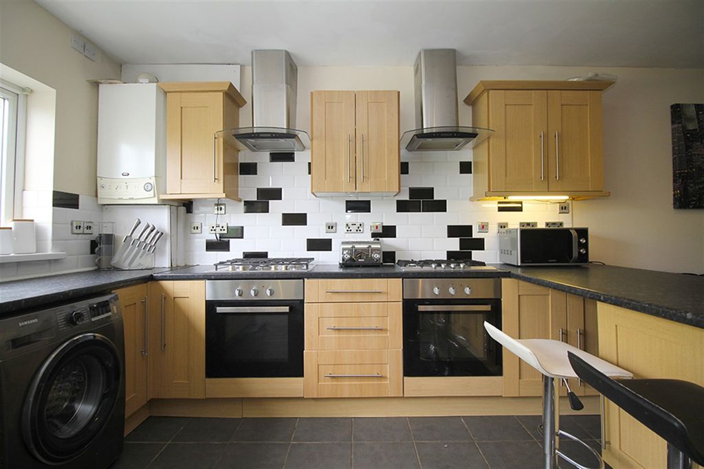 Property photo 3 of 28 Kitchen