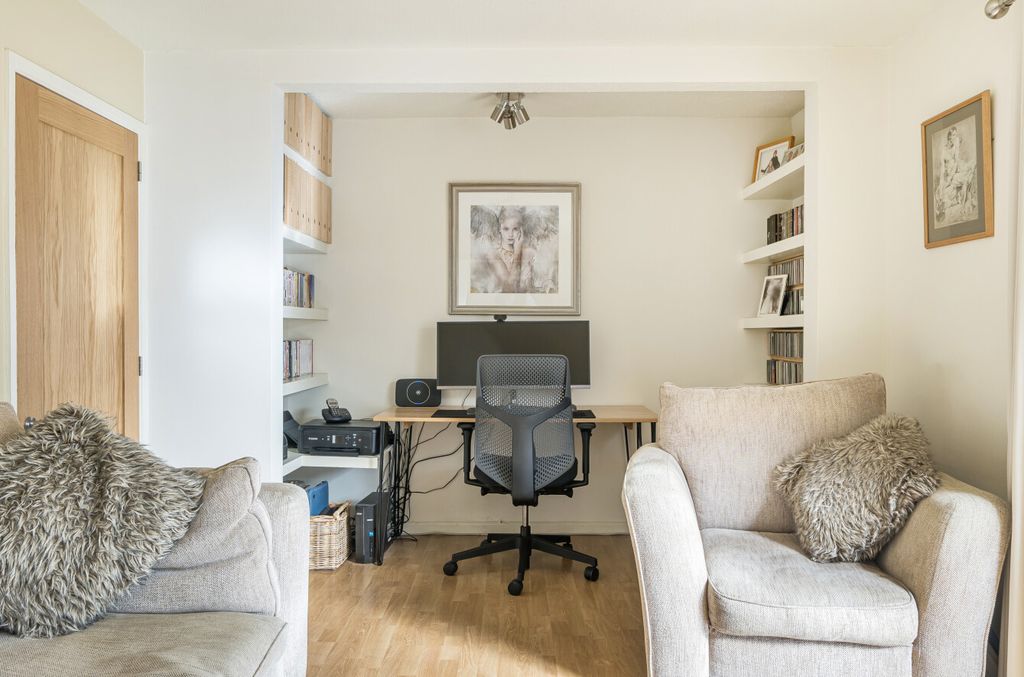 Property photo 3 of 13 1347536-19-68Bff2...