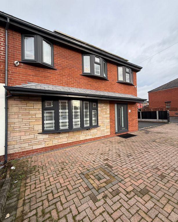 Property photo 2 of 27