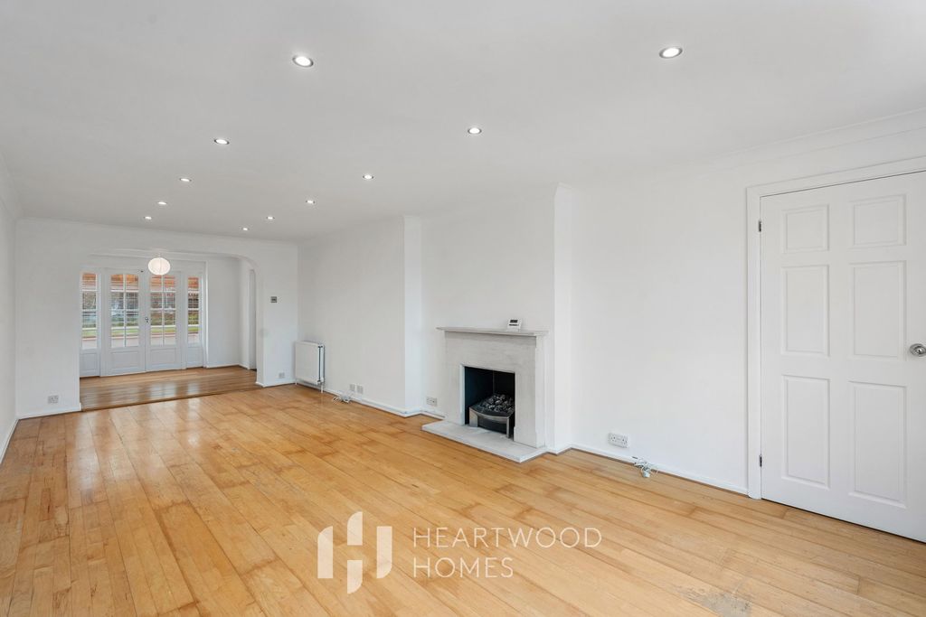 Property photo 2 of 25