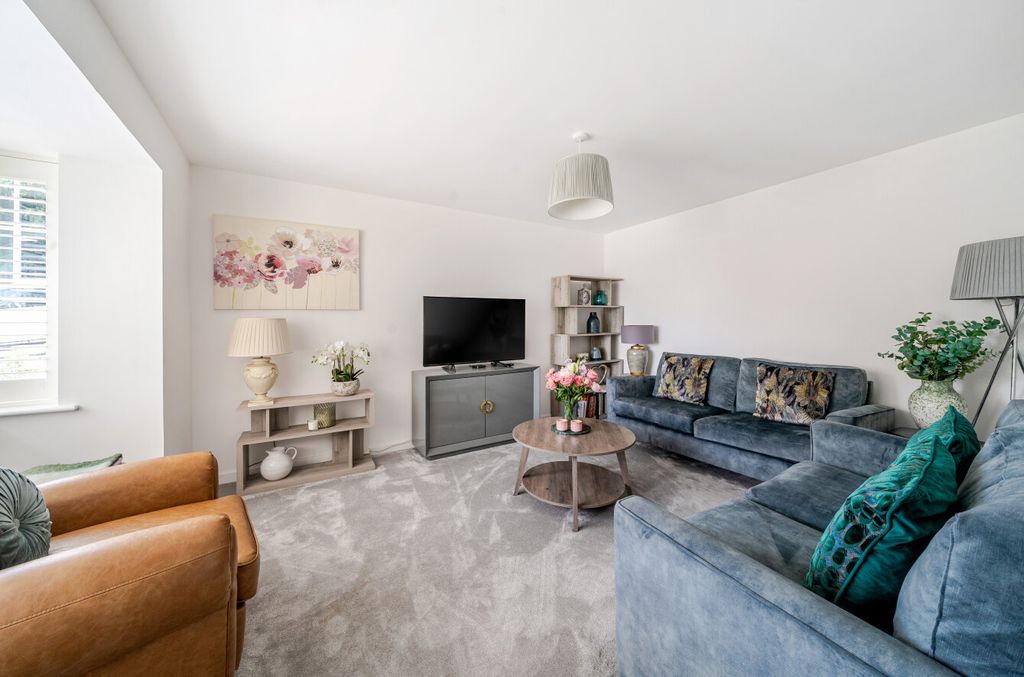 Property photo 2 of 14 1321502-12-686E6F...