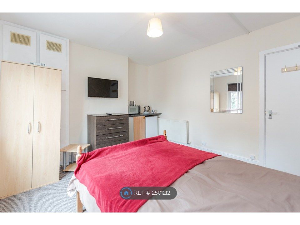 Property photo 3 of 11 Room 3 - Available On 2nd Sept (£770)