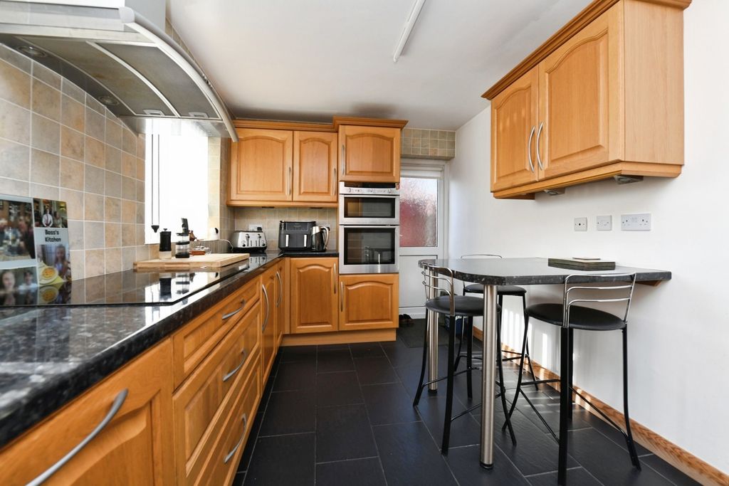 Property photo 3 of 20 Kitchen/Breakfast Rm