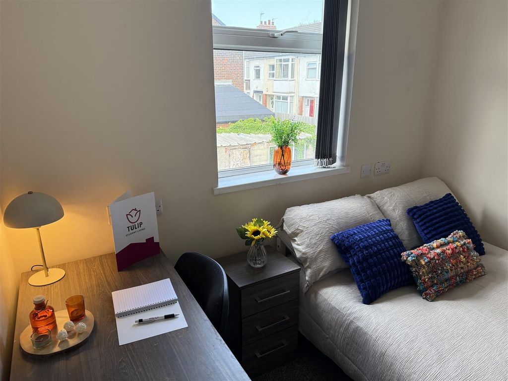 Property photo 1 of 10 Bed 2.3.Jpg