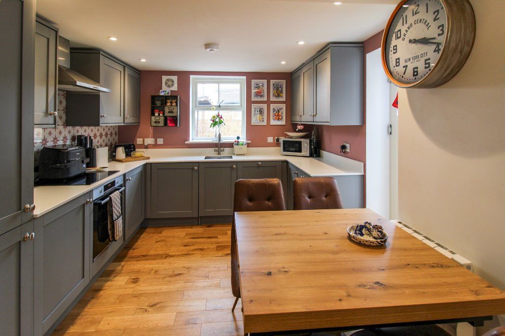 Property photo 3 of 20 Dining Kitchen