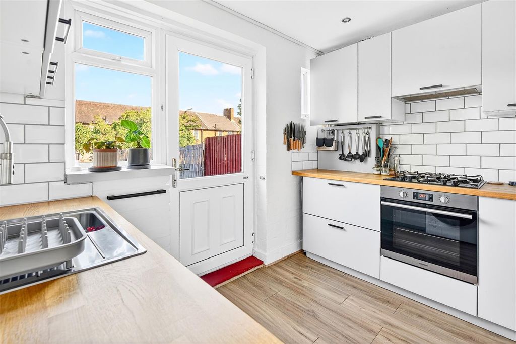 Property photo 2 of 20 10  To Let 2 Bedroom House Blanchland Road Sm4 Www