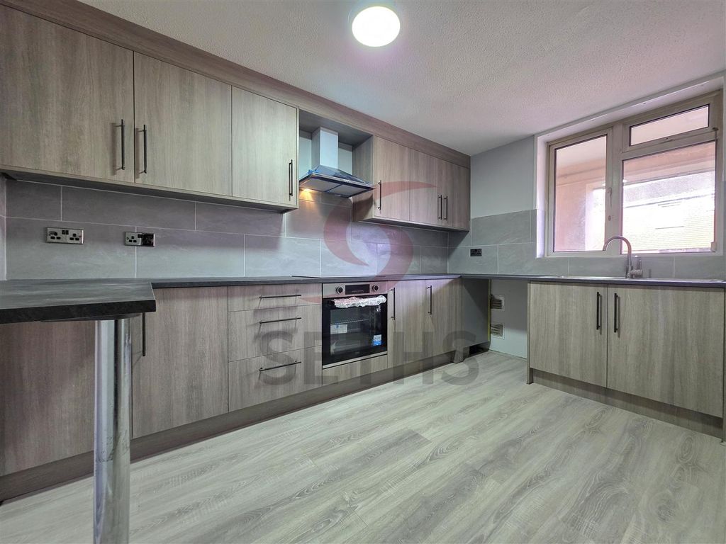 Property photo 2 of 10 Kitchen