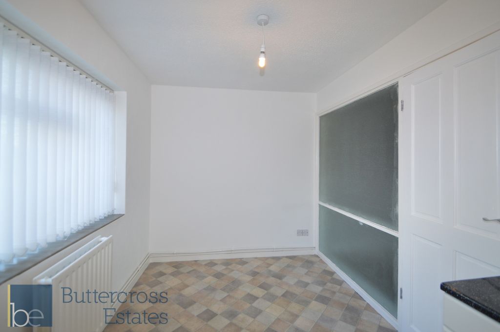 Property photo 3 of 10 Dining Area