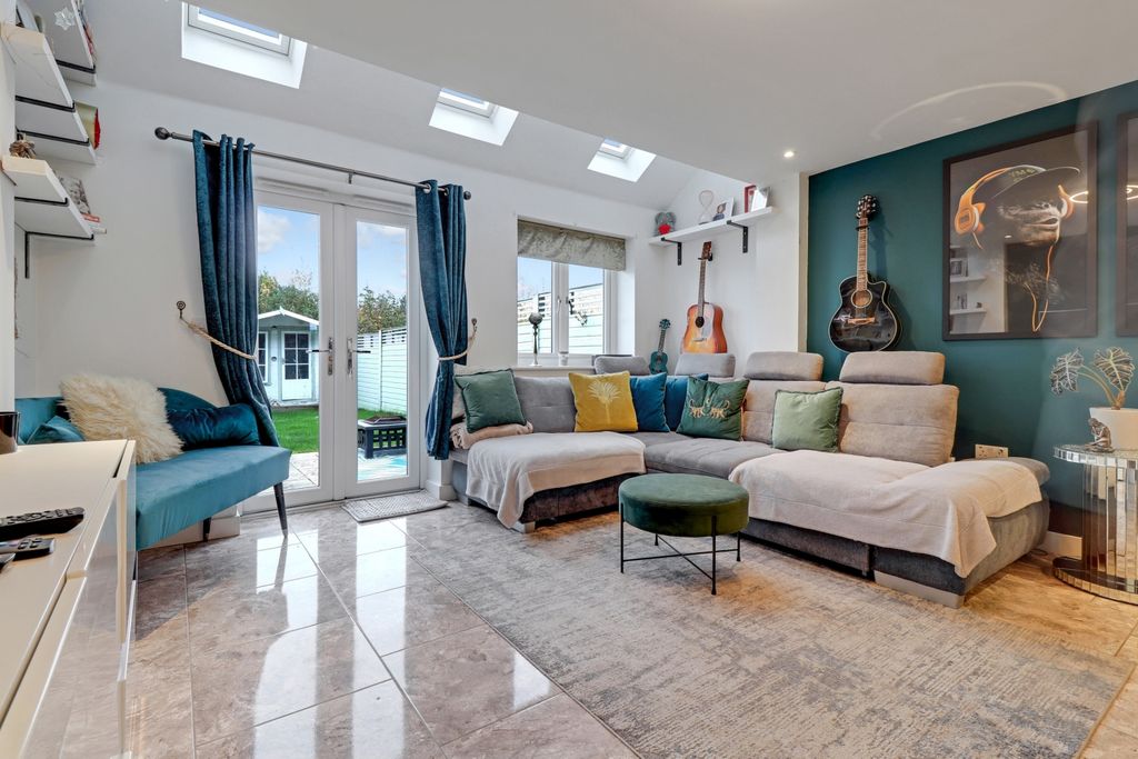 Property photo 2 of 16 Lounge