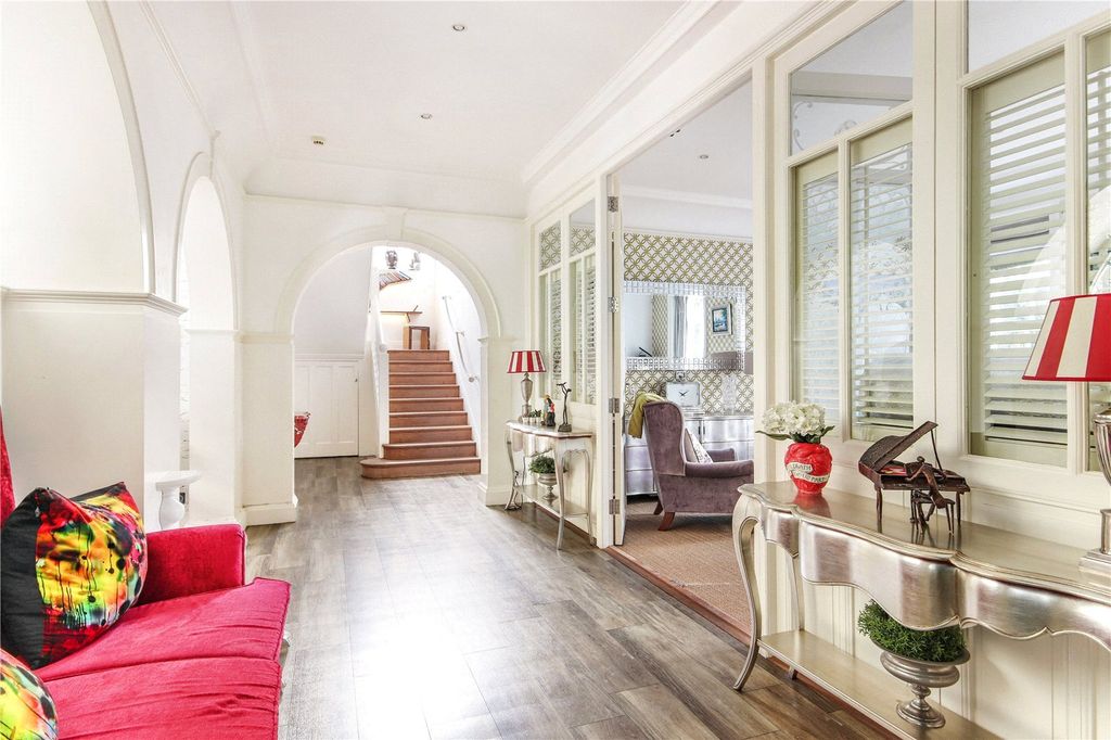 Property photo 3 of 22 Entrance Hall