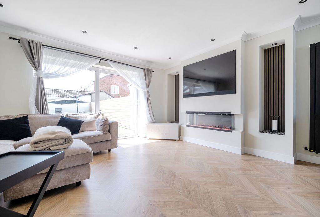Property photo 1 of 22 1290858-11-682F16...