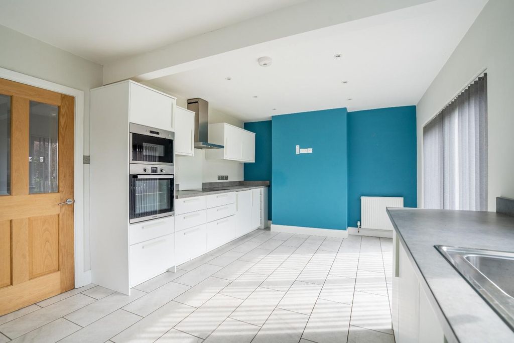 Property photo 3 of 16 Kitchen