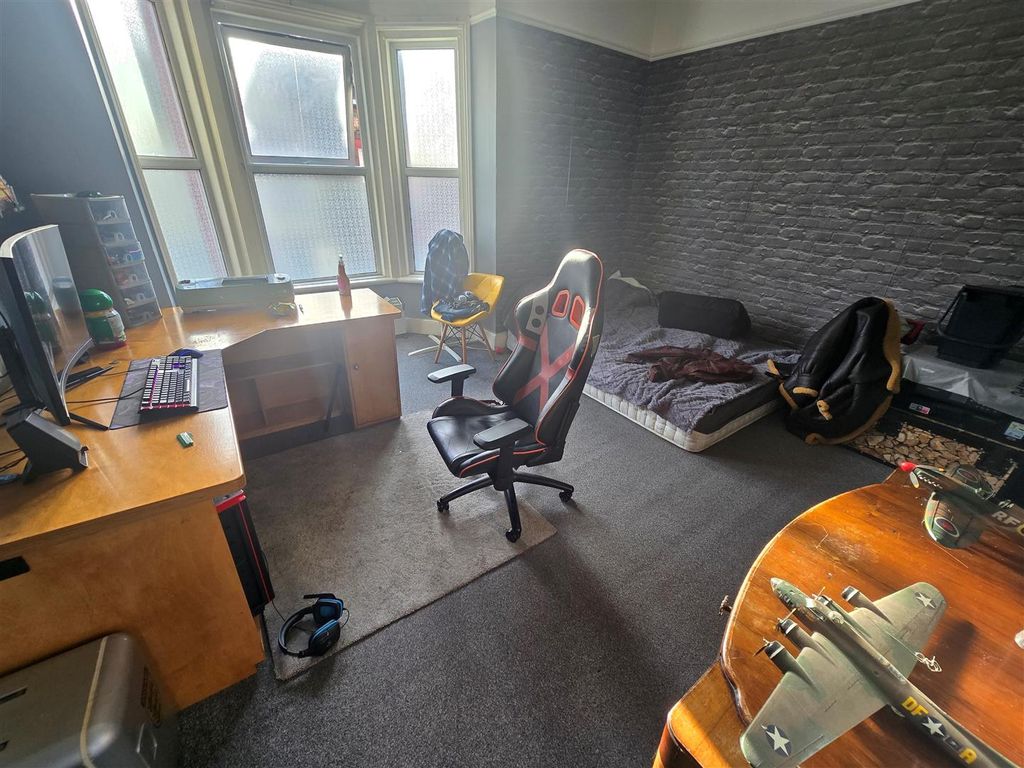 Property photo 3 of 7 Bedroom 1