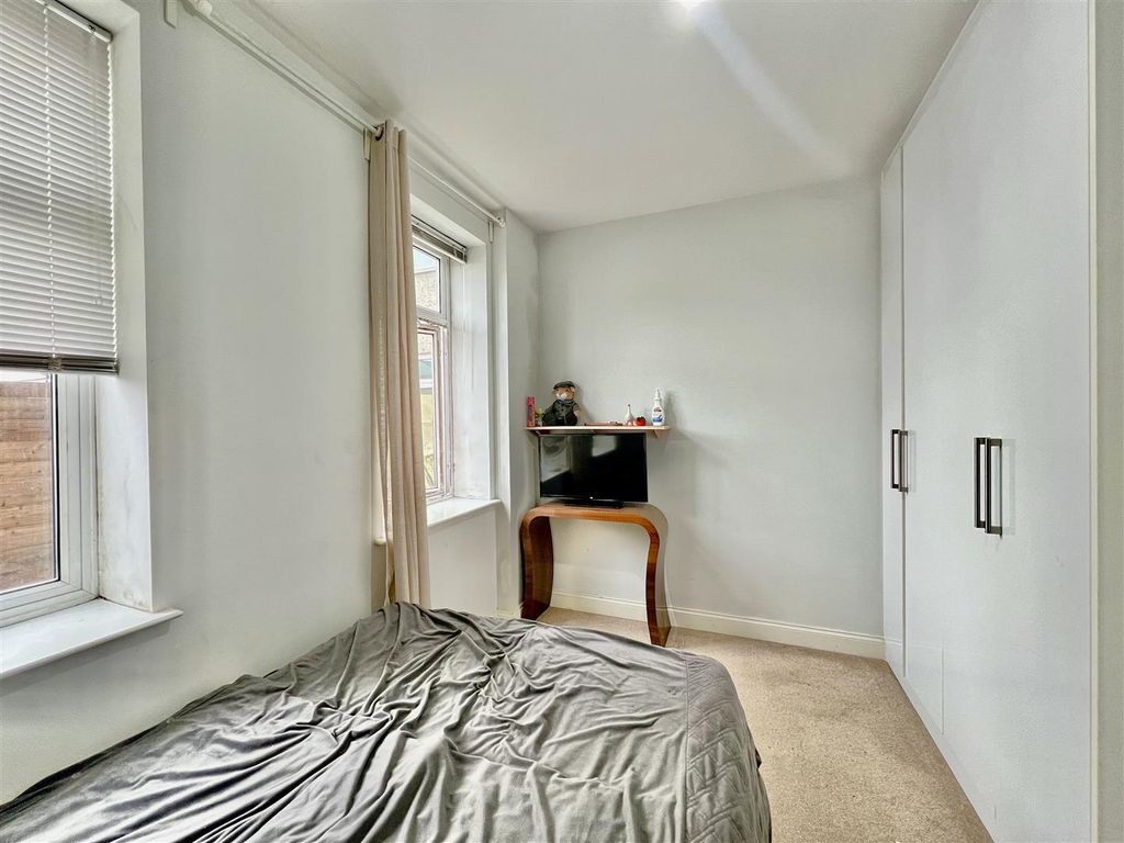 Property photo 2 of 6 Bedroom