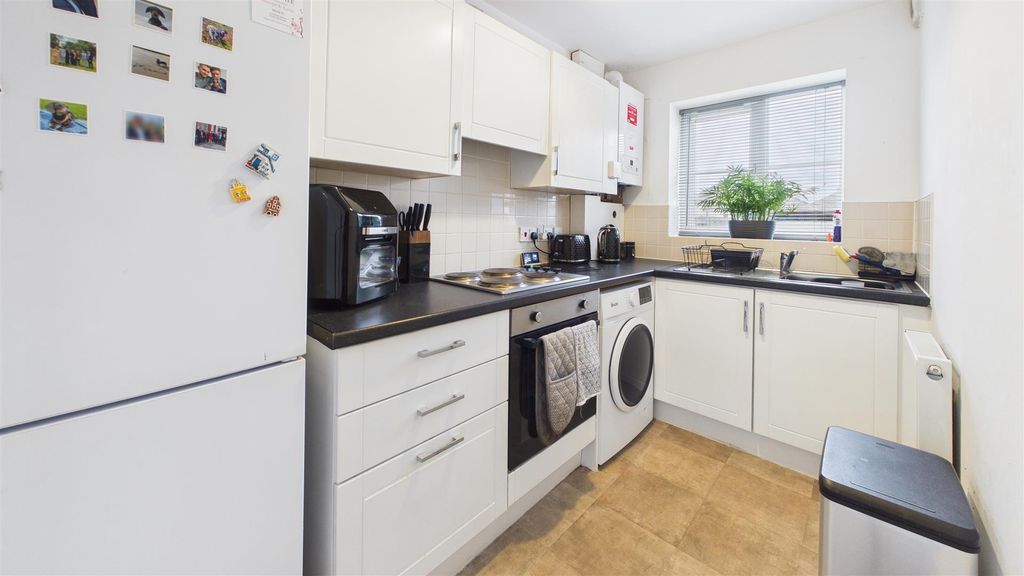 Property photo 3 of 12 Kitchen (1).Jpg