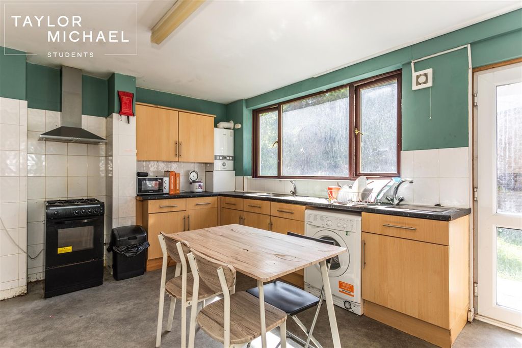 Property photo 3 of 17 Kitchen