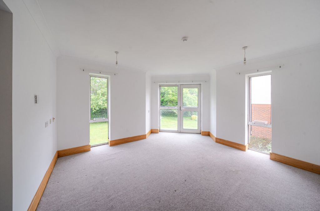 Property photo 3 of 11 Sitting Room