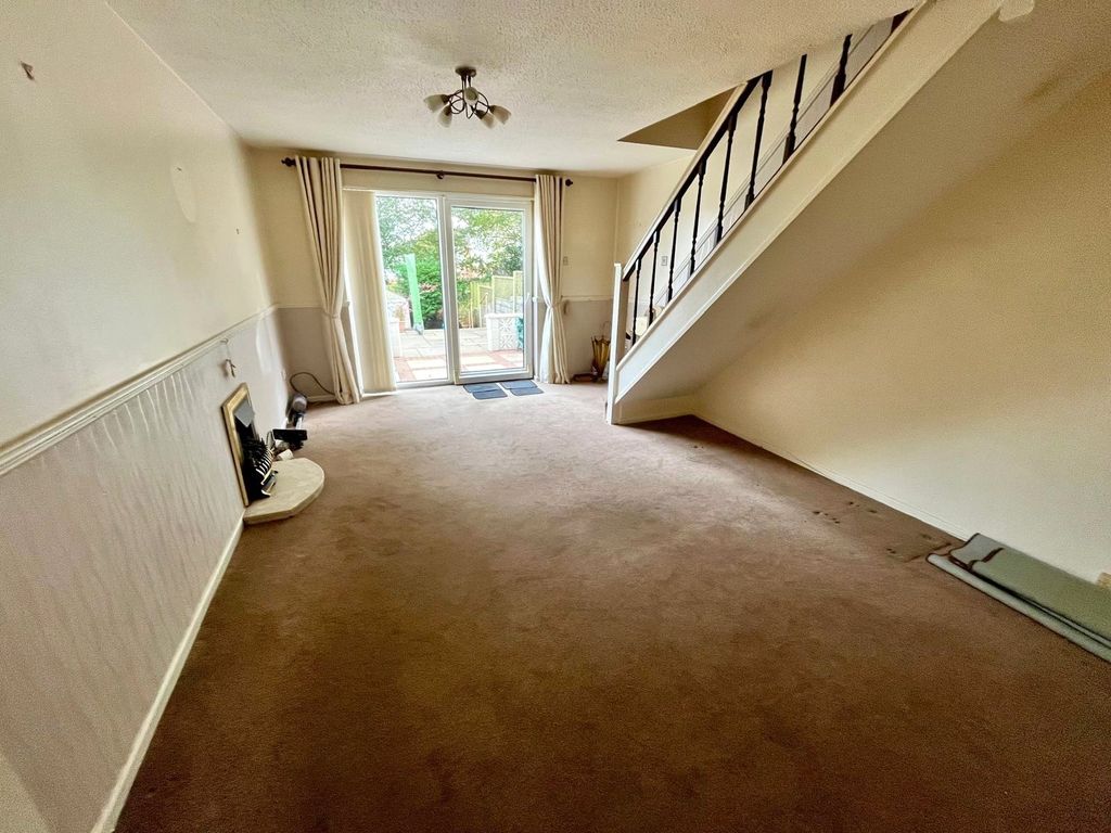 Property photo 3 of 11 Living Room